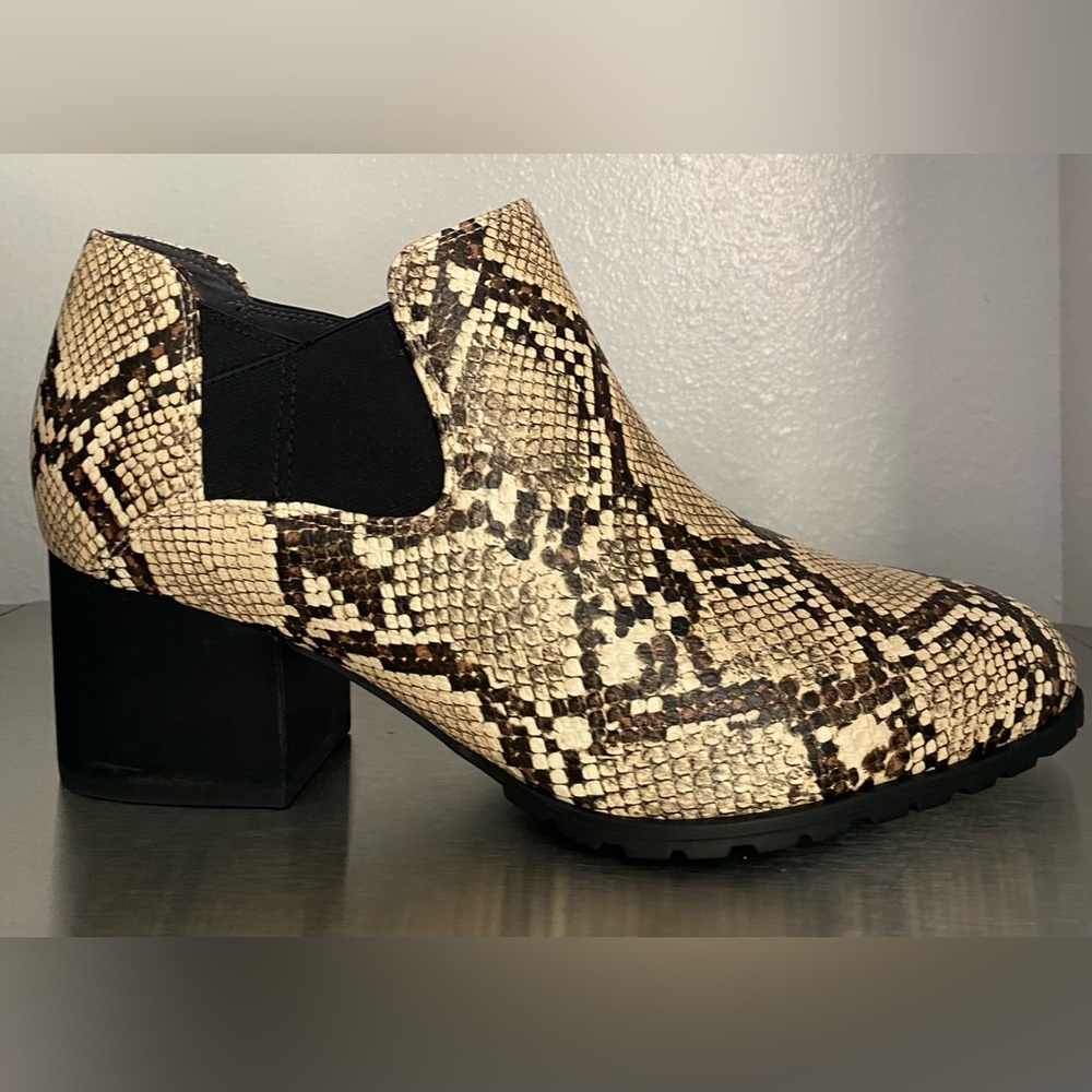 NWT-WOMENS VIONIC SNAKE DESIGN ANKLE BOOTIE 8-1/2 WIDE - Picture 5 of 15